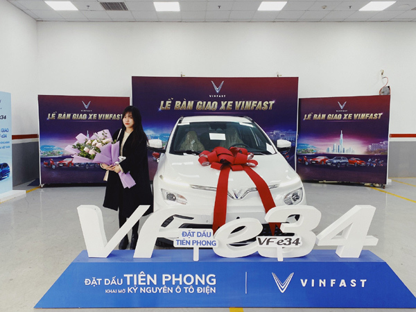 Trải nghiệm lướt Shopee khi chờ sạc xe VinFast VF e34